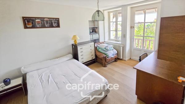 Maison en pierre à vendre 8 pièces avec piscine sur 3100 m² de terrain.