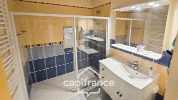 Maison en pierre à vendre 8 pièces avec piscine sur 3100 m² de terrain.