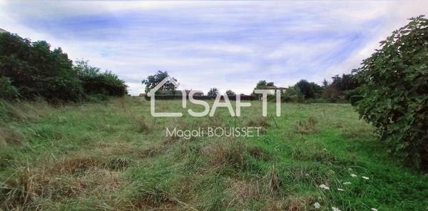Terrain constructible de 1399m², assainissement collectif, raccordements en bordure du chemin.