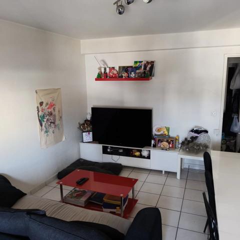 Vente                                                      Appartement
                        
                     3 pièces                      60 m2                     à Marseille 15