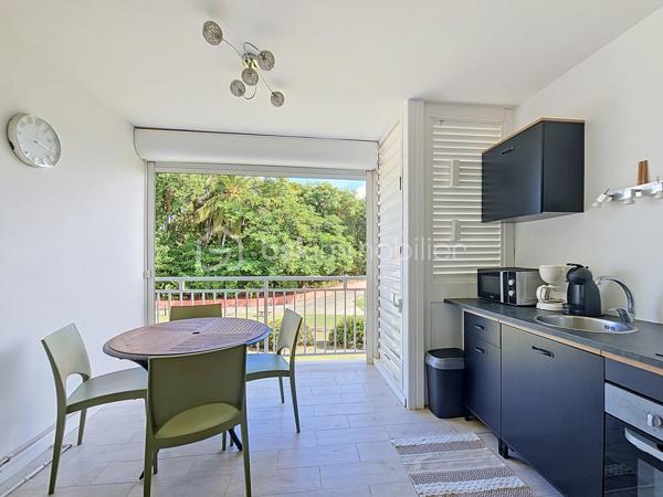 Nouveauté 
Delphine MIRANDA pour BSK Immobilier 

Saint François - Anse des Rochers
Célèbre site doté d'une magnifique cocoteraie s'étendant sur 7 hectares , d'un accès plage direct , d'un restaurant de plage, d'une grande
piscine à débordement vue mer, d'un cours de tennis et d'un service de gardiennage avec accès sécurisé, le domaine de l' Anse des Rochers
est sans conteste le lieu par excellence voué à un investissement locatif saisonnier.

Je vous propose ce studio d'une surface habitable de 30 m 2  avec une jolie vue dégagée sur le parc de la résidence, la piscine à débordement et la mer bien entendu !
Il se compose d'une entrée avec placards, une salle d'eau avec douche coin buanderie et toilettes.
La pièce à vivre climatisée propose un grand lit et un lit en 90 soit 3 couchages et un espace télé.
Baie vitrée à galandage séparant l'espace nuit de la terrasse.
La loggia (fermeture par volets roulants) abrite la cuisine équipée avec cette jolie vue grâce à son exposition côté cocoteraie.
Vendu meublé , idéal investisseurs !

N'hésitez pas à me demander la vidéo ou de plus amples informations , merci de privilégier le premier contact par appel ou sms whatsapp.

Etiquette énergétique : classe B 
Les charges de copropriété incluent le fond de roulement du syndic, l'eau, l'électricité, entretien des communs et espaces verts, service de gardiennage, fond de travaux ...