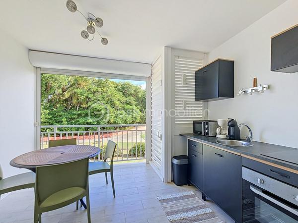 Nouveauté 
Delphine MIRANDA pour BSK Immobilier 

Saint François - Anse des Rochers
Célèbre site doté d'une magnifique cocoteraie s'étendant sur 7 hectares , d'un accès plage direct , d'un restaurant de plage, d'une grande
piscine à débordement vue mer, d'un cours de tennis et d'un service de gardiennage avec accès sécurisé, le domaine de l' Anse des Rochers
est sans conteste le lieu par excellence voué à un investissement locatif saisonnier.

Je vous propose ce studio d'une surface habitable de 30 m 2  avec une jolie vue dégagée sur le parc de la résidence, la piscine à débordement et la mer bien entendu !
Il se compose d'une entrée avec placards, une salle d'eau avec douche coin buanderie et toilettes.
La pièce à vivre climatisée propose un grand lit et un lit en 90 soit 3 couchages et un espace télé.
Baie vitrée à galandage séparant l'espace nuit de la terrasse.
La loggia (fermeture par volets roulants) abrite la cuisine équipée avec cette jolie vue grâce à son exposition côté cocoteraie.
Vendu meublé , idéal investisseurs !

N'hésitez pas à me demander la vidéo ou de plus amples informations , merci de privilégier le premier contact par appel ou sms whatsapp.

Etiquette énergétique : classe B 
Les charges de copropriété incluent le fond de roulement du syndic, l'eau, l'électricité, entretien des communs et espaces verts, service de gardiennage, fond de travaux ...