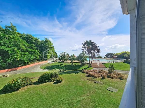 Nouveauté 
Delphine MIRANDA pour BSK Immobilier 

Saint François - Anse des Rochers
Célèbre site doté d'une magnifique cocoteraie s'étendant sur 7 hectares , d'un accès plage direct , d'un restaurant de plage, d'une grande
piscine à débordement vue mer, d'un cours de tennis et d'un service de gardiennage avec accès sécurisé, le domaine de l' Anse des Rochers
est sans conteste le lieu par excellence voué à un investissement locatif saisonnier.

Je vous propose ce studio d'une surface habitable de 30 m 2  avec une jolie vue dégagée sur le parc de la résidence, la piscine à débordement et la mer bien entendu !
Il se compose d'une entrée avec placards, une salle d'eau avec douche coin buanderie et toilettes.
La pièce à vivre climatisée propose un grand lit et un lit en 90 soit 3 couchages et un espace télé.
Baie vitrée à galandage séparant l'espace nuit de la terrasse.
La loggia (fermeture par volets roulants) abrite la cuisine équipée avec cette jolie vue grâce à son exposition côté cocoteraie.
Vendu meublé , idéal investisseurs !

N'hésitez pas à me demander la vidéo ou de plus amples informations , merci de privilégier le premier contact par appel ou sms whatsapp.

Etiquette énergétique : classe B 
Les charges de copropriété incluent le fond de roulement du syndic, l'eau, l'électricité, entretien des communs et espaces verts, service de gardiennage, fond de travaux ...