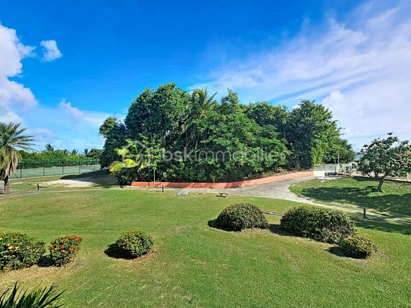 Nouveauté 
Delphine MIRANDA pour BSK Immobilier 

Saint François - Anse des Rochers
Célèbre site doté d'une magnifique cocoteraie s'étendant sur 7 hectares , d'un accès plage direct , d'un restaurant de plage, d'une grande
piscine à débordement vue mer, d'un cours de tennis et d'un service de gardiennage avec accès sécurisé, le domaine de l' Anse des Rochers
est sans conteste le lieu par excellence voué à un investissement locatif saisonnier.

Je vous propose ce studio d'une surface habitable de 30 m 2  avec une jolie vue dégagée sur le parc de la résidence, la piscine à débordement et la mer bien entendu !
Il se compose d'une entrée avec placards, une salle d'eau avec douche coin buanderie et toilettes.
La pièce à vivre climatisée propose un grand lit et un lit en 90 soit 3 couchages et un espace télé.
Baie vitrée à galandage séparant l'espace nuit de la terrasse.
La loggia (fermeture par volets roulants) abrite la cuisine équipée avec cette jolie vue grâce à son exposition côté cocoteraie.
Vendu meublé , idéal investisseurs !

N'hésitez pas à me demander la vidéo ou de plus amples informations , merci de privilégier le premier contact par appel ou sms whatsapp.

Etiquette énergétique : classe B 
Les charges de copropriété incluent le fond de roulement du syndic, l'eau, l'électricité, entretien des communs et espaces verts, service de gardiennage, fond de travaux ...