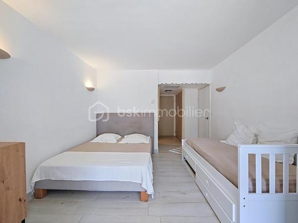 Nouveauté 
Delphine MIRANDA pour BSK Immobilier 

Saint François - Anse des Rochers
Célèbre site doté d'une magnifique cocoteraie s'étendant sur 7 hectares , d'un accès plage direct , d'un restaurant de plage, d'une grande
piscine à débordement vue mer, d'un cours de tennis et d'un service de gardiennage avec accès sécurisé, le domaine de l' Anse des Rochers
est sans conteste le lieu par excellence voué à un investissement locatif saisonnier.

Je vous propose ce studio d'une surface habitable de 30 m 2  avec une jolie vue dégagée sur le parc de la résidence, la piscine à débordement et la mer bien entendu !
Il se compose d'une entrée avec placards, une salle d'eau avec douche coin buanderie et toilettes.
La pièce à vivre climatisée propose un grand lit et un lit en 90 soit 3 couchages et un espace télé.
Baie vitrée à galandage séparant l'espace nuit de la terrasse.
La loggia (fermeture par volets roulants) abrite la cuisine équipée avec cette jolie vue grâce à son exposition côté cocoteraie.
Vendu meublé , idéal investisseurs !

N'hésitez pas à me demander la vidéo ou de plus amples informations , merci de privilégier le premier contact par appel ou sms whatsapp.

Etiquette énergétique : classe B 
Les charges de copropriété incluent le fond de roulement du syndic, l'eau, l'électricité, entretien des communs et espaces verts, service de gardiennage, fond de travaux ...