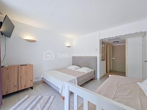 Nouveauté 
Delphine MIRANDA pour BSK Immobilier 

Saint François - Anse des Rochers
Célèbre site doté d'une magnifique cocoteraie s'étendant sur 7 hectares , d'un accès plage direct , d'un restaurant de plage, d'une grande
piscine à débordement vue mer, d'un cours de tennis et d'un service de gardiennage avec accès sécurisé, le domaine de l' Anse des Rochers
est sans conteste le lieu par excellence voué à un investissement locatif saisonnier.

Je vous propose ce studio d'une surface habitable de 30 m 2  avec une jolie vue dégagée sur le parc de la résidence, la piscine à débordement et la mer bien entendu !
Il se compose d'une entrée avec placards, une salle d'eau avec douche coin buanderie et toilettes.
La pièce à vivre climatisée propose un grand lit et un lit en 90 soit 3 couchages et un espace télé.
Baie vitrée à galandage séparant l'espace nuit de la terrasse.
La loggia (fermeture par volets roulants) abrite la cuisine équipée avec cette jolie vue grâce à son exposition côté cocoteraie.
Vendu meublé , idéal investisseurs !

N'hésitez pas à me demander la vidéo ou de plus amples informations , merci de privilégier le premier contact par appel ou sms whatsapp.

Etiquette énergétique : classe B 
Les charges de copropriété incluent le fond de roulement du syndic, l'eau, l'électricité, entretien des communs et espaces verts, service de gardiennage, fond de travaux ...