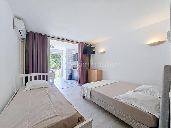 Nouveauté 
Delphine MIRANDA pour BSK Immobilier 

Saint François - Anse des Rochers
Célèbre site doté d'une magnifique cocoteraie s'étendant sur 7 hectares , d'un accès plage direct , d'un restaurant de plage, d'une grande
piscine à débordement vue mer, d'un cours de tennis et d'un service de gardiennage avec accès sécurisé, le domaine de l' Anse des Rochers
est sans conteste le lieu par excellence voué à un investissement locatif saisonnier.

Je vous propose ce studio d'une surface habitable de 30 m 2  avec une jolie vue dégagée sur le parc de la résidence, la piscine à débordement et la mer bien entendu !
Il se compose d'une entrée avec placards, une salle d'eau avec douche coin buanderie et toilettes.
La pièce à vivre climatisée propose un grand lit et un lit en 90 soit 3 couchages et un espace télé.
Baie vitrée à galandage séparant l'espace nuit de la terrasse.
La loggia (fermeture par volets roulants) abrite la cuisine équipée avec cette jolie vue grâce à son exposition côté cocoteraie.
Vendu meublé , idéal investisseurs !

N'hésitez pas à me demander la vidéo ou de plus amples informations , merci de privilégier le premier contact par appel ou sms whatsapp.

Etiquette énergétique : classe B 
Les charges de copropriété incluent le fond de roulement du syndic, l'eau, l'électricité, entretien des communs et espaces verts, service de gardiennage, fond de travaux ...
