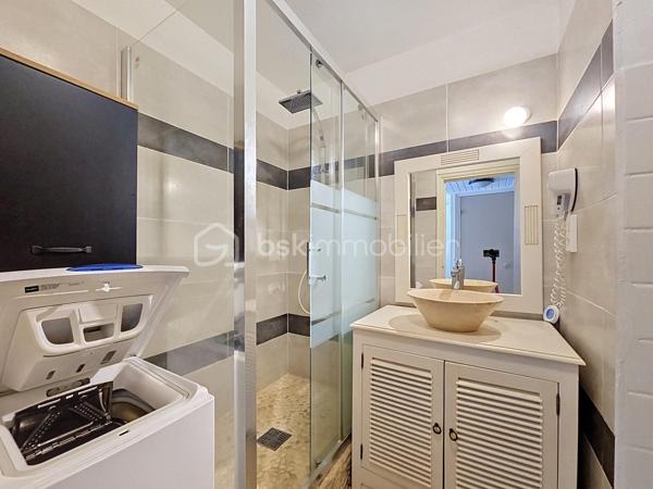 Nouveauté 
Delphine MIRANDA pour BSK Immobilier 

Saint François - Anse des Rochers
Célèbre site doté d'une magnifique cocoteraie s'étendant sur 7 hectares , d'un accès plage direct , d'un restaurant de plage, d'une grande
piscine à débordement vue mer, d'un cours de tennis et d'un service de gardiennage avec accès sécurisé, le domaine de l' Anse des Rochers
est sans conteste le lieu par excellence voué à un investissement locatif saisonnier.

Je vous propose ce studio d'une surface habitable de 30 m 2  avec une jolie vue dégagée sur le parc de la résidence, la piscine à débordement et la mer bien entendu !
Il se compose d'une entrée avec placards, une salle d'eau avec douche coin buanderie et toilettes.
La pièce à vivre climatisée propose un grand lit et un lit en 90 soit 3 couchages et un espace télé.
Baie vitrée à galandage séparant l'espace nuit de la terrasse.
La loggia (fermeture par volets roulants) abrite la cuisine équipée avec cette jolie vue grâce à son exposition côté cocoteraie.
Vendu meublé , idéal investisseurs !

N'hésitez pas à me demander la vidéo ou de plus amples informations , merci de privilégier le premier contact par appel ou sms whatsapp.

Etiquette énergétique : classe B 
Les charges de copropriété incluent le fond de roulement du syndic, l'eau, l'électricité, entretien des communs et espaces verts, service de gardiennage, fond de travaux ...