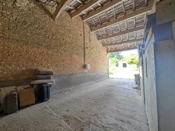 Maison en pierre économe en énergie, dépendances et près de 8 000 m² de terrain