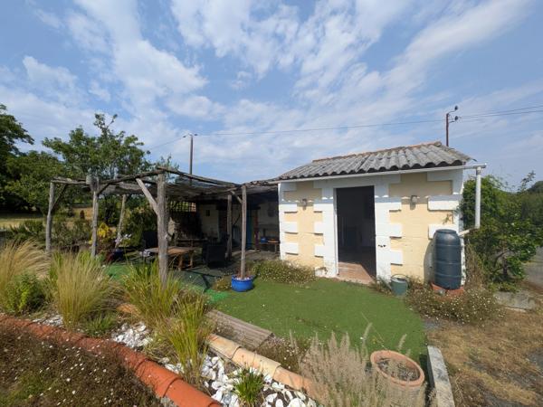 Maison en pierre économe en énergie, dépendances et près de 8 000 m² de terrain