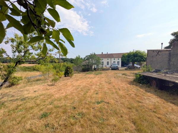 Maison en pierre économe en énergie, dépendances et près de 8 000 m² de terrain