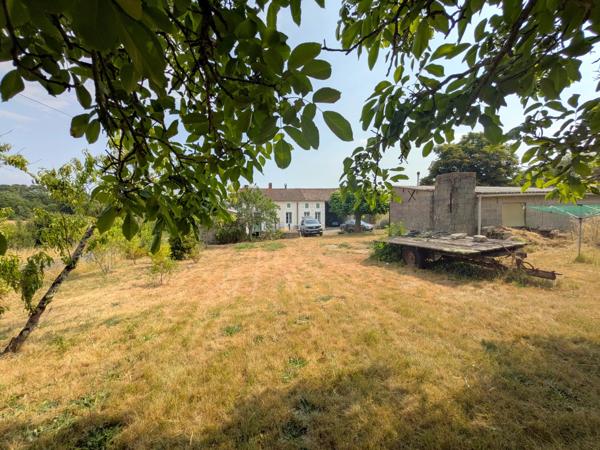 Maison en pierre économe en énergie, dépendances et près de 8 000 m² de terrain