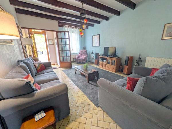 Maison en pierre économe en énergie, dépendances et près de 8 000 m² de terrain