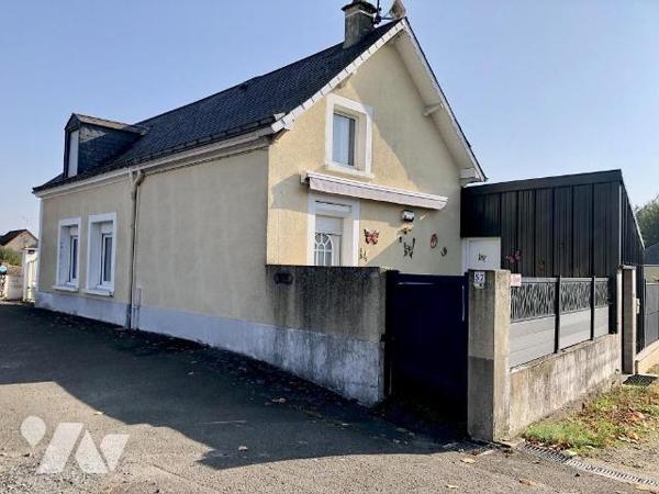 CERANS FOULLETOURTE : Maison de bourg proche commerces avec jardin