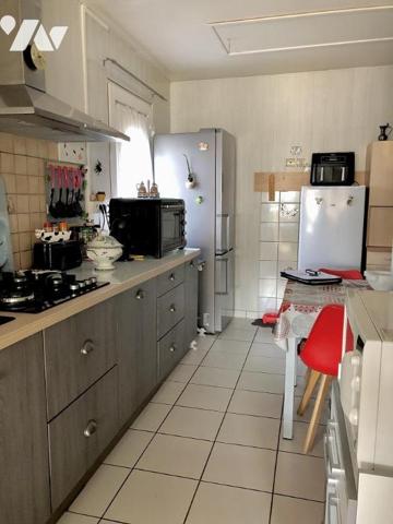 CERANS FOULLETOURTE : Maison de bourg proche commerces avec jardin