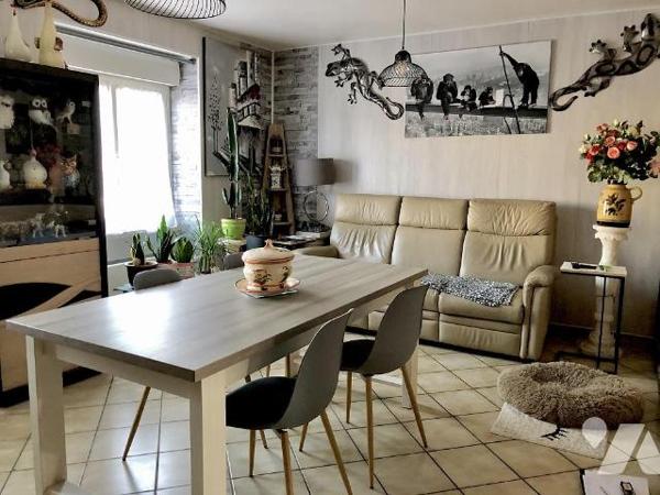 CERANS FOULLETOURTE : Maison de bourg proche commerces avec jardin