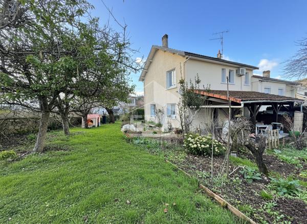 A vendre à PERIGUEUX  maison de type IV avec garage et terrain.
