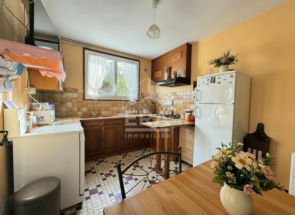 A vendre à PERIGUEUX  maison de type IV avec garage et terrain.