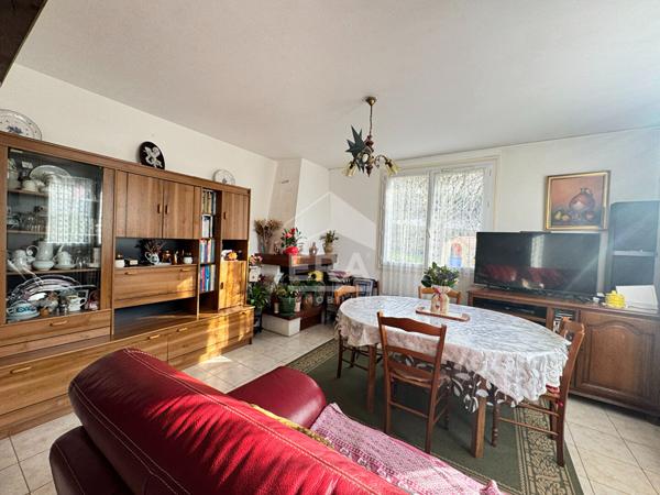 A vendre à PERIGUEUX  maison de type IV avec garage et terrain.