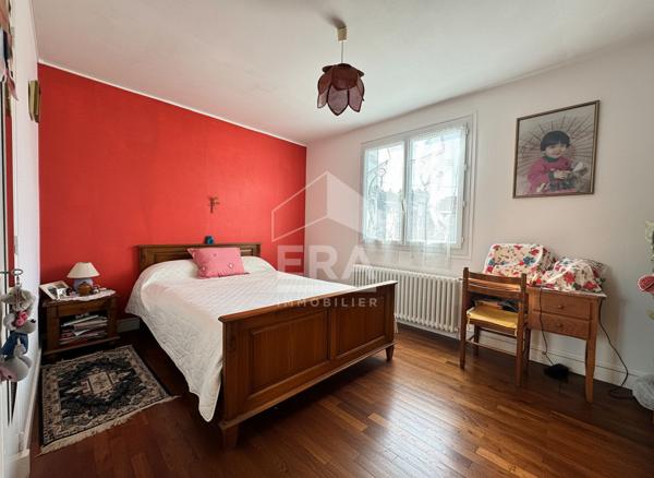 A vendre à PERIGUEUX  maison de type IV avec garage et terrain.