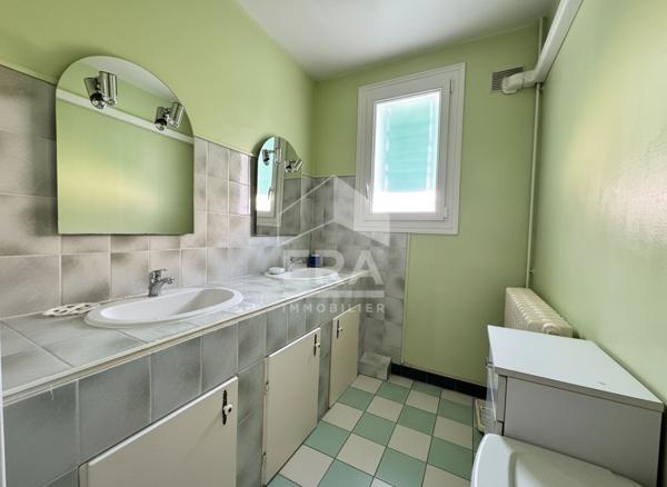 A vendre à PERIGUEUX  maison de type IV avec garage et terrain.