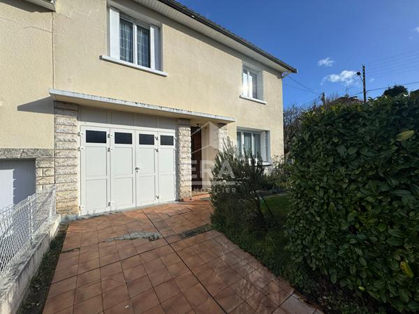 A vendre à PERIGUEUX  maison de type IV avec garage et terrain.