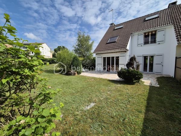 Vous recherchez une maison familiale située dans un environnement calme, verdoyant et proche de toutes les commodités ? Cette maison est faite pour vous !
Idéalement située à Courcouronnes, à proximité immédiate des écoles, du collège, du lac, des commerces de proximité ainsi que des transports (bus, gare et tramway), cette maison offre un cadre de vie pratique et agréable.
Elle se compose au rez-de-chaussée, d’une entrée avec placard, un WC, une cuisine aménagée et équipée fermée pouvant être ouverte sur le salon chaleureux avec cheminée et d’une salle à manger.
L’ensemble s’ouvre sur une belle terrasse et un jardin arboré exposé Est, sans vis-à-vis, idéal pour profiter des beaux jours en toute tranquillité.
À l’étage un palier dessert, 3 chambres, dont une avec un grand placard, une salle d’eau avec WC et une salle de bains. 
Au dernier niveau, des escaliers vous mènent aux combles d’une surface au sol d’environ 27 m² offrant de nombreuses possibilités : qui  restent à aménager selon vos envies en 4ᵉ chambre, salle de jeux, bureau ...
Les plus +++
Toiture nettoyée et repeinte, électricité refait à neuf, ravalement réalisé, porte d’entrée en aluminium, plafond tendu au rez-de-chaussée, porte de garage motorisée, garage avec coin buanderie accessible depuis la maison, stationnement facile devant la maison !
Une maison parfaitement entretenue, fonctionnelle et évolutive, idéale pour une famille.
📞 Une visite s’impose ! Je vous attends pour les visites !!