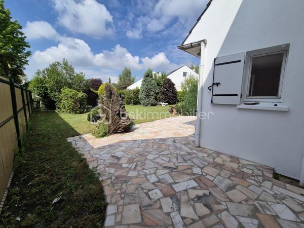 Vous recherchez une maison familiale située dans un environnement calme, verdoyant et proche de toutes les commodités ? Cette maison est faite pour vous !
Idéalement située à Courcouronnes, à proximité immédiate des écoles, du collège, du lac, des commerces de proximité ainsi que des transports (bus, gare et tramway), cette maison offre un cadre de vie pratique et agréable.
Elle se compose au rez-de-chaussée, d’une entrée avec placard, un WC, une cuisine aménagée et équipée fermée pouvant être ouverte sur le salon chaleureux avec cheminée et d’une salle à manger.
L’ensemble s’ouvre sur une belle terrasse et un jardin arboré exposé Est, sans vis-à-vis, idéal pour profiter des beaux jours en toute tranquillité.
À l’étage un palier dessert, 3 chambres, dont une avec un grand placard, une salle d’eau avec WC et une salle de bains. 
Au dernier niveau, des escaliers vous mènent aux combles d’une surface au sol d’environ 27 m² offrant de nombreuses possibilités : qui  restent à aménager selon vos envies en 4ᵉ chambre, salle de jeux, bureau ...
Les plus +++
Toiture nettoyée et repeinte, électricité refait à neuf, ravalement réalisé, porte d’entrée en aluminium, plafond tendu au rez-de-chaussée, porte de garage motorisée, garage avec coin buanderie accessible depuis la maison, stationnement facile devant la maison !
Une maison parfaitement entretenue, fonctionnelle et évolutive, idéale pour une famille.
📞 Une visite s’impose ! Je vous attends pour les visites !!