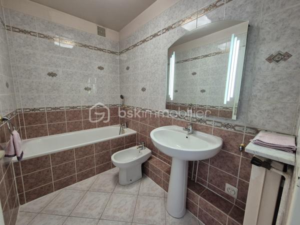 Vous recherchez une maison familiale située dans un environnement calme, verdoyant et proche de toutes les commodités ? Cette maison est faite pour vous !
Idéalement située à Courcouronnes, à proximité immédiate des écoles, du collège, du lac, des commerces de proximité ainsi que des transports (bus, gare et tramway), cette maison offre un cadre de vie pratique et agréable.
Elle se compose au rez-de-chaussée, d’une entrée avec placard, un WC, une cuisine aménagée et équipée fermée pouvant être ouverte sur le salon chaleureux avec cheminée et d’une salle à manger.
L’ensemble s’ouvre sur une belle terrasse et un jardin arboré exposé Est, sans vis-à-vis, idéal pour profiter des beaux jours en toute tranquillité.
À l’étage un palier dessert, 3 chambres, dont une avec un grand placard, une salle d’eau avec WC et une salle de bains. 
Au dernier niveau, des escaliers vous mènent aux combles d’une surface au sol d’environ 27 m² offrant de nombreuses possibilités : qui  restent à aménager selon vos envies en 4ᵉ chambre, salle de jeux, bureau ...
Les plus +++
Toiture nettoyée et repeinte, électricité refait à neuf, ravalement réalisé, porte d’entrée en aluminium, plafond tendu au rez-de-chaussée, porte de garage motorisée, garage avec coin buanderie accessible depuis la maison, stationnement facile devant la maison !
Une maison parfaitement entretenue, fonctionnelle et évolutive, idéale pour une famille.
📞 Une visite s’impose ! Je vous attends pour les visites !!