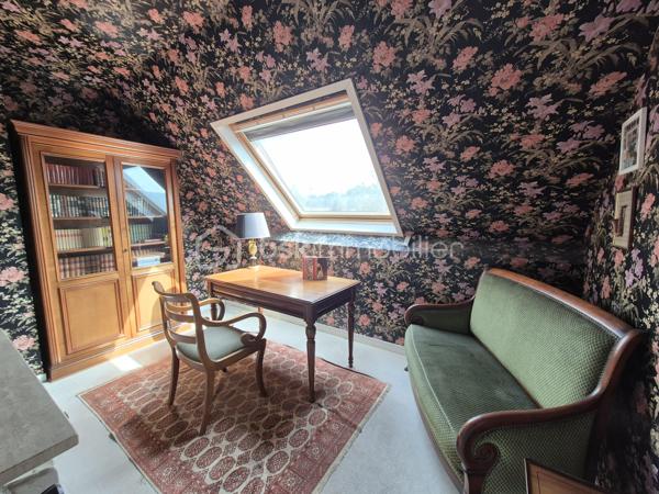 Vous recherchez une maison familiale située dans un environnement calme, verdoyant et proche de toutes les commodités ? Cette maison est faite pour vous !
Idéalement située à Courcouronnes, à proximité immédiate des écoles, du collège, du lac, des commerces de proximité ainsi que des transports (bus, gare et tramway), cette maison offre un cadre de vie pratique et agréable.
Elle se compose au rez-de-chaussée, d’une entrée avec placard, un WC, une cuisine aménagée et équipée fermée pouvant être ouverte sur le salon chaleureux avec cheminée et d’une salle à manger.
L’ensemble s’ouvre sur une belle terrasse et un jardin arboré exposé Est, sans vis-à-vis, idéal pour profiter des beaux jours en toute tranquillité.
À l’étage un palier dessert, 3 chambres, dont une avec un grand placard, une salle d’eau avec WC et une salle de bains. 
Au dernier niveau, des escaliers vous mènent aux combles d’une surface au sol d’environ 27 m² offrant de nombreuses possibilités : qui  restent à aménager selon vos envies en 4ᵉ chambre, salle de jeux, bureau ...
Les plus +++
Toiture nettoyée et repeinte, électricité refait à neuf, ravalement réalisé, porte d’entrée en aluminium, plafond tendu au rez-de-chaussée, porte de garage motorisée, garage avec coin buanderie accessible depuis la maison, stationnement facile devant la maison !
Une maison parfaitement entretenue, fonctionnelle et évolutive, idéale pour une famille.
📞 Une visite s’impose ! Je vous attends pour les visites !!