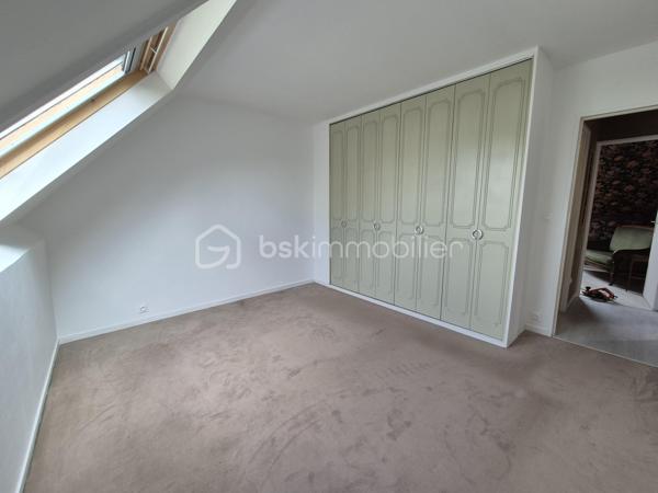 Vous recherchez une maison familiale située dans un environnement calme, verdoyant et proche de toutes les commodités ? Cette maison est faite pour vous !
Idéalement située à Courcouronnes, à proximité immédiate des écoles, du collège, du lac, des commerces de proximité ainsi que des transports (bus, gare et tramway), cette maison offre un cadre de vie pratique et agréable.
Elle se compose au rez-de-chaussée, d’une entrée avec placard, un WC, une cuisine aménagée et équipée fermée pouvant être ouverte sur le salon chaleureux avec cheminée et d’une salle à manger.
L’ensemble s’ouvre sur une belle terrasse et un jardin arboré exposé Est, sans vis-à-vis, idéal pour profiter des beaux jours en toute tranquillité.
À l’étage un palier dessert, 3 chambres, dont une avec un grand placard, une salle d’eau avec WC et une salle de bains. 
Au dernier niveau, des escaliers vous mènent aux combles d’une surface au sol d’environ 27 m² offrant de nombreuses possibilités : qui  restent à aménager selon vos envies en 4ᵉ chambre, salle de jeux, bureau ...
Les plus +++
Toiture nettoyée et repeinte, électricité refait à neuf, ravalement réalisé, porte d’entrée en aluminium, plafond tendu au rez-de-chaussée, porte de garage motorisée, garage avec coin buanderie accessible depuis la maison, stationnement facile devant la maison !
Une maison parfaitement entretenue, fonctionnelle et évolutive, idéale pour une famille.
📞 Une visite s’impose ! Je vous attends pour les visites !!