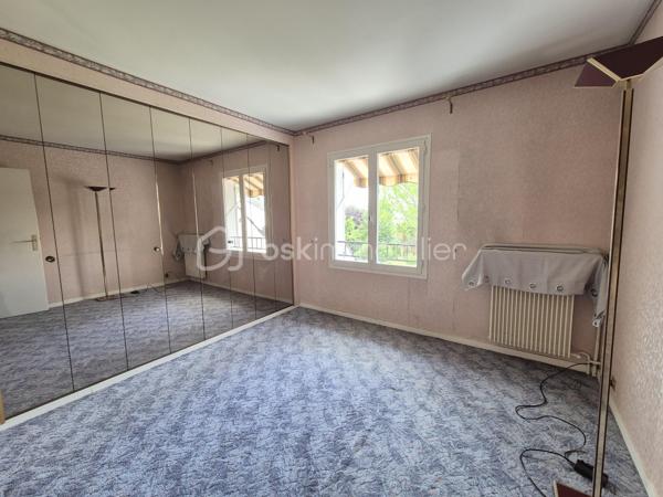 Vous recherchez une maison familiale située dans un environnement calme, verdoyant et proche de toutes les commodités ? Cette maison est faite pour vous !
Idéalement située à Courcouronnes, à proximité immédiate des écoles, du collège, du lac, des commerces de proximité ainsi que des transports (bus, gare et tramway), cette maison offre un cadre de vie pratique et agréable.
Elle se compose au rez-de-chaussée, d’une entrée avec placard, un WC, une cuisine aménagée et équipée fermée pouvant être ouverte sur le salon chaleureux avec cheminée et d’une salle à manger.
L’ensemble s’ouvre sur une belle terrasse et un jardin arboré exposé Est, sans vis-à-vis, idéal pour profiter des beaux jours en toute tranquillité.
À l’étage un palier dessert, 3 chambres, dont une avec un grand placard, une salle d’eau avec WC et une salle de bains. 
Au dernier niveau, des escaliers vous mènent aux combles d’une surface au sol d’environ 27 m² offrant de nombreuses possibilités : qui  restent à aménager selon vos envies en 4ᵉ chambre, salle de jeux, bureau ...
Les plus +++
Toiture nettoyée et repeinte, électricité refait à neuf, ravalement réalisé, porte d’entrée en aluminium, plafond tendu au rez-de-chaussée, porte de garage motorisée, garage avec coin buanderie accessible depuis la maison, stationnement facile devant la maison !
Une maison parfaitement entretenue, fonctionnelle et évolutive, idéale pour une famille.
📞 Une visite s’impose ! Je vous attends pour les visites !!