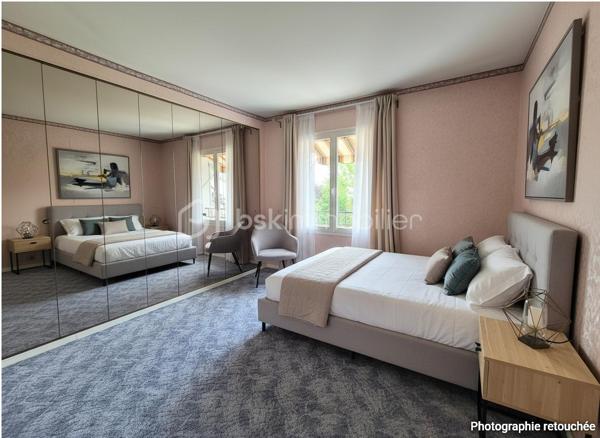 Vous recherchez une maison familiale située dans un environnement calme, verdoyant et proche de toutes les commodités ? Cette maison est faite pour vous !
Idéalement située à Courcouronnes, à proximité immédiate des écoles, du collège, du lac, des commerces de proximité ainsi que des transports (bus, gare et tramway), cette maison offre un cadre de vie pratique et agréable.
Elle se compose au rez-de-chaussée, d’une entrée avec placard, un WC, une cuisine aménagée et équipée fermée pouvant être ouverte sur le salon chaleureux avec cheminée et d’une salle à manger.
L’ensemble s’ouvre sur une belle terrasse et un jardin arboré exposé Est, sans vis-à-vis, idéal pour profiter des beaux jours en toute tranquillité.
À l’étage un palier dessert, 3 chambres, dont une avec un grand placard, une salle d’eau avec WC et une salle de bains. 
Au dernier niveau, des escaliers vous mènent aux combles d’une surface au sol d’environ 27 m² offrant de nombreuses possibilités : qui  restent à aménager selon vos envies en 4ᵉ chambre, salle de jeux, bureau ...
Les plus +++
Toiture nettoyée et repeinte, électricité refait à neuf, ravalement réalisé, porte d’entrée en aluminium, plafond tendu au rez-de-chaussée, porte de garage motorisée, garage avec coin buanderie accessible depuis la maison, stationnement facile devant la maison !
Une maison parfaitement entretenue, fonctionnelle et évolutive, idéale pour une famille.
📞 Une visite s’impose ! Je vous attends pour les visites !!