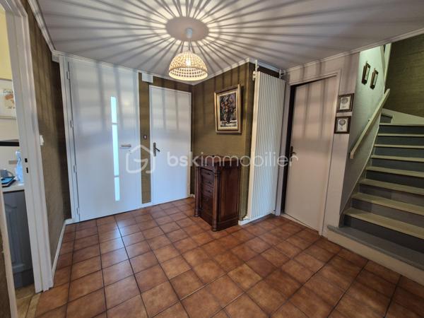 Vous recherchez une maison familiale située dans un environnement calme, verdoyant et proche de toutes les commodités ? Cette maison est faite pour vous !
Idéalement située à Courcouronnes, à proximité immédiate des écoles, du collège, du lac, des commerces de proximité ainsi que des transports (bus, gare et tramway), cette maison offre un cadre de vie pratique et agréable.
Elle se compose au rez-de-chaussée, d’une entrée avec placard, un WC, une cuisine aménagée et équipée fermée pouvant être ouverte sur le salon chaleureux avec cheminée et d’une salle à manger.
L’ensemble s’ouvre sur une belle terrasse et un jardin arboré exposé Est, sans vis-à-vis, idéal pour profiter des beaux jours en toute tranquillité.
À l’étage un palier dessert, 3 chambres, dont une avec un grand placard, une salle d’eau avec WC et une salle de bains. 
Au dernier niveau, des escaliers vous mènent aux combles d’une surface au sol d’environ 27 m² offrant de nombreuses possibilités : qui  restent à aménager selon vos envies en 4ᵉ chambre, salle de jeux, bureau ...
Les plus +++
Toiture nettoyée et repeinte, électricité refait à neuf, ravalement réalisé, porte d’entrée en aluminium, plafond tendu au rez-de-chaussée, porte de garage motorisée, garage avec coin buanderie accessible depuis la maison, stationnement facile devant la maison !
Une maison parfaitement entretenue, fonctionnelle et évolutive, idéale pour une famille.
📞 Une visite s’impose ! Je vous attends pour les visites !!