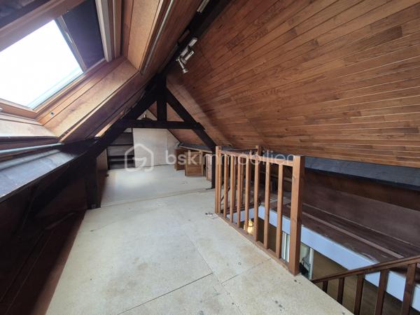 Vous recherchez une maison familiale située dans un environnement calme, verdoyant et proche de toutes les commodités ? Cette maison est faite pour vous !
Idéalement située à Courcouronnes, à proximité immédiate des écoles, du collège, du lac, des commerces de proximité ainsi que des transports (bus, gare et tramway), cette maison offre un cadre de vie pratique et agréable.
Elle se compose au rez-de-chaussée, d’une entrée avec placard, un WC, une cuisine aménagée et équipée fermée pouvant être ouverte sur le salon chaleureux avec cheminée et d’une salle à manger.
L’ensemble s’ouvre sur une belle terrasse et un jardin arboré exposé Est, sans vis-à-vis, idéal pour profiter des beaux jours en toute tranquillité.
À l’étage un palier dessert, 3 chambres, dont une avec un grand placard, une salle d’eau avec WC et une salle de bains. 
Au dernier niveau, des escaliers vous mènent aux combles d’une surface au sol d’environ 27 m² offrant de nombreuses possibilités : qui  restent à aménager selon vos envies en 4ᵉ chambre, salle de jeux, bureau ...
Les plus +++
Toiture nettoyée et repeinte, électricité refait à neuf, ravalement réalisé, porte d’entrée en aluminium, plafond tendu au rez-de-chaussée, porte de garage motorisée, garage avec coin buanderie accessible depuis la maison, stationnement facile devant la maison !
Une maison parfaitement entretenue, fonctionnelle et évolutive, idéale pour une famille.
📞 Une visite s’impose ! Je vous attends pour les visites !!