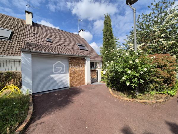 Vous recherchez une maison familiale située dans un environnement calme, verdoyant et proche de toutes les commodités ? Cette maison est faite pour vous !
Idéalement située à Courcouronnes, à proximité immédiate des écoles, du collège, du lac, des commerces de proximité ainsi que des transports (bus, gare et tramway), cette maison offre un cadre de vie pratique et agréable.
Elle se compose au rez-de-chaussée, d’une entrée avec placard, un WC, une cuisine aménagée et équipée fermée pouvant être ouverte sur le salon chaleureux avec cheminée et d’une salle à manger.
L’ensemble s’ouvre sur une belle terrasse et un jardin arboré exposé Est, sans vis-à-vis, idéal pour profiter des beaux jours en toute tranquillité.
À l’étage un palier dessert, 3 chambres, dont une avec un grand placard, une salle d’eau avec WC et une salle de bains. 
Au dernier niveau, des escaliers vous mènent aux combles d’une surface au sol d’environ 27 m² offrant de nombreuses possibilités : qui  restent à aménager selon vos envies en 4ᵉ chambre, salle de jeux, bureau ...
Les plus +++
Toiture nettoyée et repeinte, électricité refait à neuf, ravalement réalisé, porte d’entrée en aluminium, plafond tendu au rez-de-chaussée, porte de garage motorisée, garage avec coin buanderie accessible depuis la maison, stationnement facile devant la maison !
Une maison parfaitement entretenue, fonctionnelle et évolutive, idéale pour une famille.
📞 Une visite s’impose ! Je vous attends pour les visites !!
