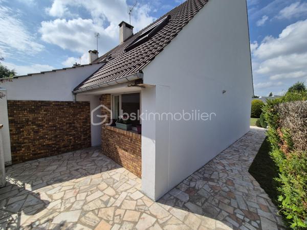 Vous recherchez une maison familiale située dans un environnement calme, verdoyant et proche de toutes les commodités ? Cette maison est faite pour vous !
Idéalement située à Courcouronnes, à proximité immédiate des écoles, du collège, du lac, des commerces de proximité ainsi que des transports (bus, gare et tramway), cette maison offre un cadre de vie pratique et agréable.
Elle se compose au rez-de-chaussée, d’une entrée avec placard, un WC, une cuisine aménagée et équipée fermée pouvant être ouverte sur le salon chaleureux avec cheminée et d’une salle à manger.
L’ensemble s’ouvre sur une belle terrasse et un jardin arboré exposé Est, sans vis-à-vis, idéal pour profiter des beaux jours en toute tranquillité.
À l’étage un palier dessert, 3 chambres, dont une avec un grand placard, une salle d’eau avec WC et une salle de bains. 
Au dernier niveau, des escaliers vous mènent aux combles d’une surface au sol d’environ 27 m² offrant de nombreuses possibilités : qui  restent à aménager selon vos envies en 4ᵉ chambre, salle de jeux, bureau ...
Les plus +++
Toiture nettoyée et repeinte, électricité refait à neuf, ravalement réalisé, porte d’entrée en aluminium, plafond tendu au rez-de-chaussée, porte de garage motorisée, garage avec coin buanderie accessible depuis la maison, stationnement facile devant la maison !
Une maison parfaitement entretenue, fonctionnelle et évolutive, idéale pour une famille.
📞 Une visite s’impose ! Je vous attends pour les visites !!