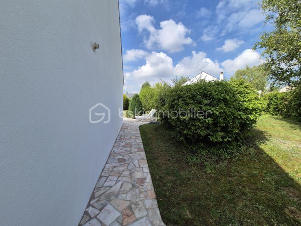 Vous recherchez une maison familiale située dans un environnement calme, verdoyant et proche de toutes les commodités ? Cette maison est faite pour vous !
Idéalement située à Courcouronnes, à proximité immédiate des écoles, du collège, du lac, des commerces de proximité ainsi que des transports (bus, gare et tramway), cette maison offre un cadre de vie pratique et agréable.
Elle se compose au rez-de-chaussée, d’une entrée avec placard, un WC, une cuisine aménagée et équipée fermée pouvant être ouverte sur le salon chaleureux avec cheminée et d’une salle à manger.
L’ensemble s’ouvre sur une belle terrasse et un jardin arboré exposé Est, sans vis-à-vis, idéal pour profiter des beaux jours en toute tranquillité.
À l’étage un palier dessert, 3 chambres, dont une avec un grand placard, une salle d’eau avec WC et une salle de bains. 
Au dernier niveau, des escaliers vous mènent aux combles d’une surface au sol d’environ 27 m² offrant de nombreuses possibilités : qui  restent à aménager selon vos envies en 4ᵉ chambre, salle de jeux, bureau ...
Les plus +++
Toiture nettoyée et repeinte, électricité refait à neuf, ravalement réalisé, porte d’entrée en aluminium, plafond tendu au rez-de-chaussée, porte de garage motorisée, garage avec coin buanderie accessible depuis la maison, stationnement facile devant la maison !
Une maison parfaitement entretenue, fonctionnelle et évolutive, idéale pour une famille.
📞 Une visite s’impose ! Je vous attends pour les visites !!