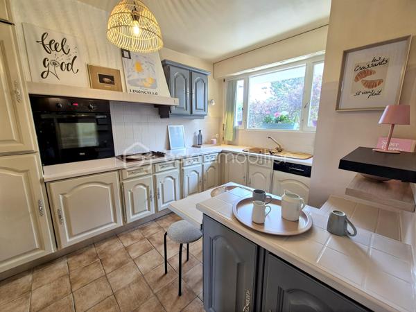 Vous recherchez une maison familiale située dans un environnement calme, verdoyant et proche de toutes les commodités ? Cette maison est faite pour vous !
Idéalement située à Courcouronnes, à proximité immédiate des écoles, du collège, du lac, des commerces de proximité ainsi que des transports (bus, gare et tramway), cette maison offre un cadre de vie pratique et agréable.
Elle se compose au rez-de-chaussée, d’une entrée avec placard, un WC, une cuisine aménagée et équipée fermée pouvant être ouverte sur le salon chaleureux avec cheminée et d’une salle à manger.
L’ensemble s’ouvre sur une belle terrasse et un jardin arboré exposé Est, sans vis-à-vis, idéal pour profiter des beaux jours en toute tranquillité.
À l’étage un palier dessert, 3 chambres, dont une avec un grand placard, une salle d’eau avec WC et une salle de bains. 
Au dernier niveau, des escaliers vous mènent aux combles d’une surface au sol d’environ 27 m² offrant de nombreuses possibilités : qui  restent à aménager selon vos envies en 4ᵉ chambre, salle de jeux, bureau ...
Les plus +++
Toiture nettoyée et repeinte, électricité refait à neuf, ravalement réalisé, porte d’entrée en aluminium, plafond tendu au rez-de-chaussée, porte de garage motorisée, garage avec coin buanderie accessible depuis la maison, stationnement facile devant la maison !
Une maison parfaitement entretenue, fonctionnelle et évolutive, idéale pour une famille.
📞 Une visite s’impose ! Je vous attends pour les visites !!