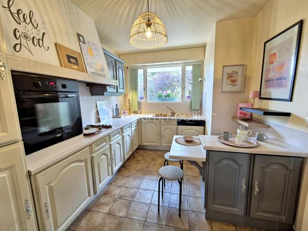 Vous recherchez une maison familiale située dans un environnement calme, verdoyant et proche de toutes les commodités ? Cette maison est faite pour vous !
Idéalement située à Courcouronnes, à proximité immédiate des écoles, du collège, du lac, des commerces de proximité ainsi que des transports (bus, gare et tramway), cette maison offre un cadre de vie pratique et agréable.
Elle se compose au rez-de-chaussée, d’une entrée avec placard, un WC, une cuisine aménagée et équipée fermée pouvant être ouverte sur le salon chaleureux avec cheminée et d’une salle à manger.
L’ensemble s’ouvre sur une belle terrasse et un jardin arboré exposé Est, sans vis-à-vis, idéal pour profiter des beaux jours en toute tranquillité.
À l’étage un palier dessert, 3 chambres, dont une avec un grand placard, une salle d’eau avec WC et une salle de bains. 
Au dernier niveau, des escaliers vous mènent aux combles d’une surface au sol d’environ 27 m² offrant de nombreuses possibilités : qui  restent à aménager selon vos envies en 4ᵉ chambre, salle de jeux, bureau ...
Les plus +++
Toiture nettoyée et repeinte, électricité refait à neuf, ravalement réalisé, porte d’entrée en aluminium, plafond tendu au rez-de-chaussée, porte de garage motorisée, garage avec coin buanderie accessible depuis la maison, stationnement facile devant la maison !
Une maison parfaitement entretenue, fonctionnelle et évolutive, idéale pour une famille.
📞 Une visite s’impose ! Je vous attends pour les visites !!