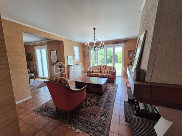 Vous recherchez une maison familiale située dans un environnement calme, verdoyant et proche de toutes les commodités ? Cette maison est faite pour vous !
Idéalement située à Courcouronnes, à proximité immédiate des écoles, du collège, du lac, des commerces de proximité ainsi que des transports (bus, gare et tramway), cette maison offre un cadre de vie pratique et agréable.
Elle se compose au rez-de-chaussée, d’une entrée avec placard, un WC, une cuisine aménagée et équipée fermée pouvant être ouverte sur le salon chaleureux avec cheminée et d’une salle à manger.
L’ensemble s’ouvre sur une belle terrasse et un jardin arboré exposé Est, sans vis-à-vis, idéal pour profiter des beaux jours en toute tranquillité.
À l’étage un palier dessert, 3 chambres, dont une avec un grand placard, une salle d’eau avec WC et une salle de bains. 
Au dernier niveau, des escaliers vous mènent aux combles d’une surface au sol d’environ 27 m² offrant de nombreuses possibilités : qui  restent à aménager selon vos envies en 4ᵉ chambre, salle de jeux, bureau ...
Les plus +++
Toiture nettoyée et repeinte, électricité refait à neuf, ravalement réalisé, porte d’entrée en aluminium, plafond tendu au rez-de-chaussée, porte de garage motorisée, garage avec coin buanderie accessible depuis la maison, stationnement facile devant la maison !
Une maison parfaitement entretenue, fonctionnelle et évolutive, idéale pour une famille.
📞 Une visite s’impose ! Je vous attends pour les visites !!