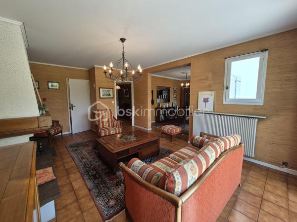 Vous recherchez une maison familiale située dans un environnement calme, verdoyant et proche de toutes les commodités ? Cette maison est faite pour vous !
Idéalement située à Courcouronnes, à proximité immédiate des écoles, du collège, du lac, des commerces de proximité ainsi que des transports (bus, gare et tramway), cette maison offre un cadre de vie pratique et agréable.
Elle se compose au rez-de-chaussée, d’une entrée avec placard, un WC, une cuisine aménagée et équipée fermée pouvant être ouverte sur le salon chaleureux avec cheminée et d’une salle à manger.
L’ensemble s’ouvre sur une belle terrasse et un jardin arboré exposé Est, sans vis-à-vis, idéal pour profiter des beaux jours en toute tranquillité.
À l’étage un palier dessert, 3 chambres, dont une avec un grand placard, une salle d’eau avec WC et une salle de bains. 
Au dernier niveau, des escaliers vous mènent aux combles d’une surface au sol d’environ 27 m² offrant de nombreuses possibilités : qui  restent à aménager selon vos envies en 4ᵉ chambre, salle de jeux, bureau ...
Les plus +++
Toiture nettoyée et repeinte, électricité refait à neuf, ravalement réalisé, porte d’entrée en aluminium, plafond tendu au rez-de-chaussée, porte de garage motorisée, garage avec coin buanderie accessible depuis la maison, stationnement facile devant la maison !
Une maison parfaitement entretenue, fonctionnelle et évolutive, idéale pour une famille.
📞 Une visite s’impose ! Je vous attends pour les visites !!