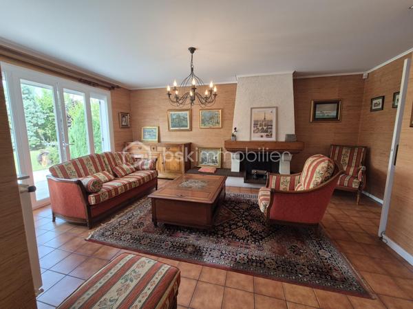 Vous recherchez une maison familiale située dans un environnement calme, verdoyant et proche de toutes les commodités ? Cette maison est faite pour vous !
Idéalement située à Courcouronnes, à proximité immédiate des écoles, du collège, du lac, des commerces de proximité ainsi que des transports (bus, gare et tramway), cette maison offre un cadre de vie pratique et agréable.
Elle se compose au rez-de-chaussée, d’une entrée avec placard, un WC, une cuisine aménagée et équipée fermée pouvant être ouverte sur le salon chaleureux avec cheminée et d’une salle à manger.
L’ensemble s’ouvre sur une belle terrasse et un jardin arboré exposé Est, sans vis-à-vis, idéal pour profiter des beaux jours en toute tranquillité.
À l’étage un palier dessert, 3 chambres, dont une avec un grand placard, une salle d’eau avec WC et une salle de bains. 
Au dernier niveau, des escaliers vous mènent aux combles d’une surface au sol d’environ 27 m² offrant de nombreuses possibilités : qui  restent à aménager selon vos envies en 4ᵉ chambre, salle de jeux, bureau ...
Les plus +++
Toiture nettoyée et repeinte, électricité refait à neuf, ravalement réalisé, porte d’entrée en aluminium, plafond tendu au rez-de-chaussée, porte de garage motorisée, garage avec coin buanderie accessible depuis la maison, stationnement facile devant la maison !
Une maison parfaitement entretenue, fonctionnelle et évolutive, idéale pour une famille.
📞 Une visite s’impose ! Je vous attends pour les visites !!