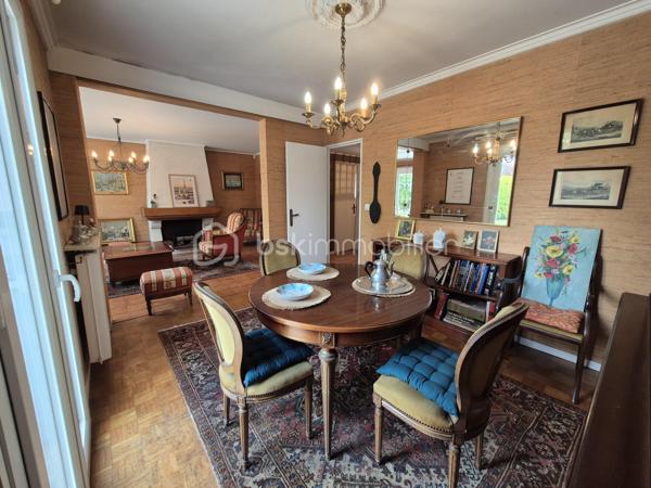 Vous recherchez une maison familiale située dans un environnement calme, verdoyant et proche de toutes les commodités ? Cette maison est faite pour vous !
Idéalement située à Courcouronnes, à proximité immédiate des écoles, du collège, du lac, des commerces de proximité ainsi que des transports (bus, gare et tramway), cette maison offre un cadre de vie pratique et agréable.
Elle se compose au rez-de-chaussée, d’une entrée avec placard, un WC, une cuisine aménagée et équipée fermée pouvant être ouverte sur le salon chaleureux avec cheminée et d’une salle à manger.
L’ensemble s’ouvre sur une belle terrasse et un jardin arboré exposé Est, sans vis-à-vis, idéal pour profiter des beaux jours en toute tranquillité.
À l’étage un palier dessert, 3 chambres, dont une avec un grand placard, une salle d’eau avec WC et une salle de bains. 
Au dernier niveau, des escaliers vous mènent aux combles d’une surface au sol d’environ 27 m² offrant de nombreuses possibilités : qui  restent à aménager selon vos envies en 4ᵉ chambre, salle de jeux, bureau ...
Les plus +++
Toiture nettoyée et repeinte, électricité refait à neuf, ravalement réalisé, porte d’entrée en aluminium, plafond tendu au rez-de-chaussée, porte de garage motorisée, garage avec coin buanderie accessible depuis la maison, stationnement facile devant la maison !
Une maison parfaitement entretenue, fonctionnelle et évolutive, idéale pour une famille.
📞 Une visite s’impose ! Je vous attends pour les visites !!