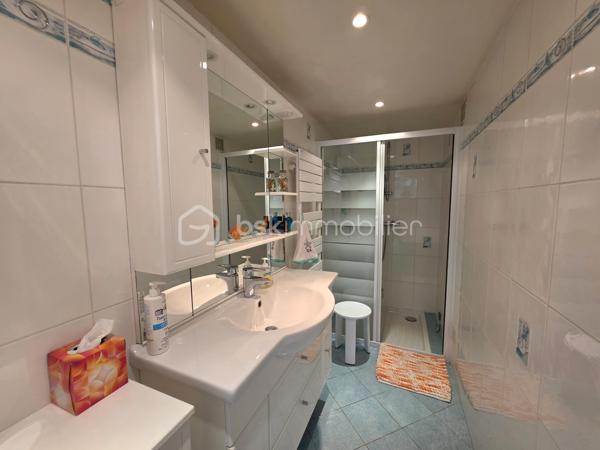 EXCLUSIVEMENT DANS VOTRE RÉSEAU PRÉFÉRÉ 

A 10 min à pied du METRO LIGNE 5, dans le meilleur quartier de BOBIGNY, un emplacement privilégié, pour un potentiel EXCEPTIONNEL. OCCASION UNIQUE !

Faites vite, après il sera trop tard ! Uniquement dans votre réseau préféré !

Maison traditionnelle 1975 sur 3 niveaux, 2 entrées ! Façade 21m, possible agrandissement ou nouvelle construction ! Terrain 598m² ! Investisseurs ou grande famille, 2ème maison possible.

LES ATOUTS DU BIEN
• Plain pied surélevé
• Hauteur sous plafond sous-sol 2m
• Dalle en béton dans les combles
• Enorme potentiel
• 3 niveaux de 90m²
• Jardin SUD sans vis-à-vis
• 2 parcelles déjà cadastrés

AGENCEMENT
Rez-de-jardin
• Garage (23m²)
• Cave à vin
• Chaufferie
• Buanderie avec fenêtre (25m²)
• Atelier avec WC (12,40m²)
• Chambre avec fenêtre (16m²)
• Salle d'eau (3,6m²)

Etage (HSP 2,60m)
• Entrée
• Cuisine récente (7,5m²)
• Séjour double (25m²) avec balcon
• Dégagement avec placard
• 3 chambres (9,4/9,6/12m²) avec placard
• Salle de bains (6m²)
• WC avec lave-main 

Combles
• Une salle de jeu avec VELUX (60/90m²)

INFORMATIONS TECHNIQUES
• Terrain : façade 21m x profondeur 28m
• Double vitrage PVC avec volets roulants électriques
• Porte d'entrée PVC
• Tableau électrique récent
• Ballon d'eau chaude 2024
• Chauffage Fioul (si GAZ DPE serait en D)
• Radiateurs en fonte

INFORMATIONS FINANCIERES
• Taxe foncière 2575 €

Ludovic MOREL
Votre Partenaire Immobilier
Depuis 2010

•••