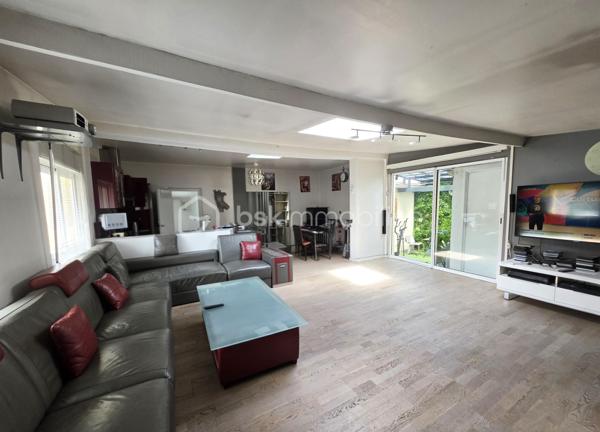 Mieux qu’un appartement !

À Livry-Gargan, secteur Sévigné, découvrez cette charmante maison de ville sans aucune charge de copropriété, située dans une rue pavillonnaire calme et recherchée.

Dès l’entrée, vous serez séduits par sa grande pièce de vie chaleureuse et lumineuse, ouverte sur une cuisine aménagée et entièrement équipée au style moderne.

Côté nuit, la maison propose 2 chambres, une salle d’eau ainsi qu’une suite parentale avec hammam privatif, véritable espace de détente.

Possibilité 3ème chambre à terminer.

À l’extérieur, profitez d’un espace cosy et intimiste avec jacuzzi, idéal pour vos moments de relaxation.

Les + :
• Pompe à chaleur
• Beaucoup de cachet
• Aucun travaux à prévoir
• Secteur calme et agréable

Une maison coup de cœur à visiter absolument !