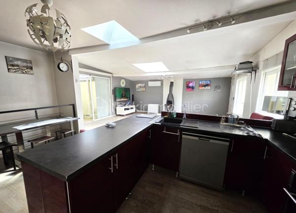 Mieux qu’un appartement !

À Livry-Gargan, secteur Sévigné, découvrez cette charmante maison de ville sans aucune charge de copropriété, située dans une rue pavillonnaire calme et recherchée.

Dès l’entrée, vous serez séduits par sa grande pièce de vie chaleureuse et lumineuse, ouverte sur une cuisine aménagée et entièrement équipée au style moderne.

Côté nuit, la maison propose 2 chambres, une salle d’eau ainsi qu’une suite parentale avec hammam privatif, véritable espace de détente.

Possibilité 3ème chambre à terminer.

À l’extérieur, profitez d’un espace cosy et intimiste avec jacuzzi, idéal pour vos moments de relaxation.

Les + :
• Pompe à chaleur
• Beaucoup de cachet
• Aucun travaux à prévoir
• Secteur calme et agréable

Une maison coup de cœur à visiter absolument !
