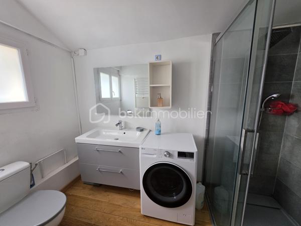 Mieux qu’un appartement !

À Livry-Gargan, secteur Sévigné, découvrez cette charmante maison de ville sans aucune charge de copropriété, située dans une rue pavillonnaire calme et recherchée.

Dès l’entrée, vous serez séduits par sa grande pièce de vie chaleureuse et lumineuse, ouverte sur une cuisine aménagée et entièrement équipée au style moderne.

Côté nuit, la maison propose 2 chambres, une salle d’eau ainsi qu’une suite parentale avec hammam privatif, véritable espace de détente.

Possibilité 3ème chambre à terminer.

À l’extérieur, profitez d’un espace cosy et intimiste avec jacuzzi, idéal pour vos moments de relaxation.

Les + :
• Pompe à chaleur
• Beaucoup de cachet
• Aucun travaux à prévoir
• Secteur calme et agréable

Une maison coup de cœur à visiter absolument !