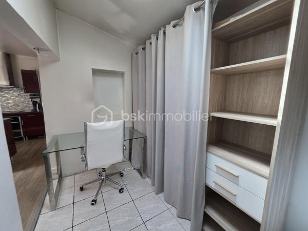 Mieux qu’un appartement !

À Livry-Gargan, secteur Sévigné, découvrez cette charmante maison de ville sans aucune charge de copropriété, située dans une rue pavillonnaire calme et recherchée.

Dès l’entrée, vous serez séduits par sa grande pièce de vie chaleureuse et lumineuse, ouverte sur une cuisine aménagée et entièrement équipée au style moderne.

Côté nuit, la maison propose 2 chambres, une salle d’eau ainsi qu’une suite parentale avec hammam privatif, véritable espace de détente.

Possibilité 3ème chambre à terminer.

À l’extérieur, profitez d’un espace cosy et intimiste avec jacuzzi, idéal pour vos moments de relaxation.

Les + :
• Pompe à chaleur
• Beaucoup de cachet
• Aucun travaux à prévoir
• Secteur calme et agréable

Une maison coup de cœur à visiter absolument !