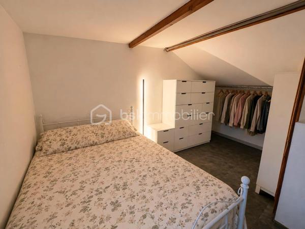 Mieux qu’un appartement !

À Livry-Gargan, secteur Sévigné, découvrez cette charmante maison de ville sans aucune charge de copropriété, située dans une rue pavillonnaire calme et recherchée.

Dès l’entrée, vous serez séduits par sa grande pièce de vie chaleureuse et lumineuse, ouverte sur une cuisine aménagée et entièrement équipée au style moderne.

Côté nuit, la maison propose 2 chambres, une salle d’eau ainsi qu’une suite parentale avec hammam privatif, véritable espace de détente.

Possibilité 3ème chambre à terminer.

À l’extérieur, profitez d’un espace cosy et intimiste avec jacuzzi, idéal pour vos moments de relaxation.

Les + :
• Pompe à chaleur
• Beaucoup de cachet
• Aucun travaux à prévoir
• Secteur calme et agréable

Une maison coup de cœur à visiter absolument !